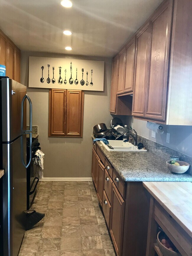 Foto del edificio - 3 bedroom / 2 bath upstairs unit in the heart of Hillcrest!
