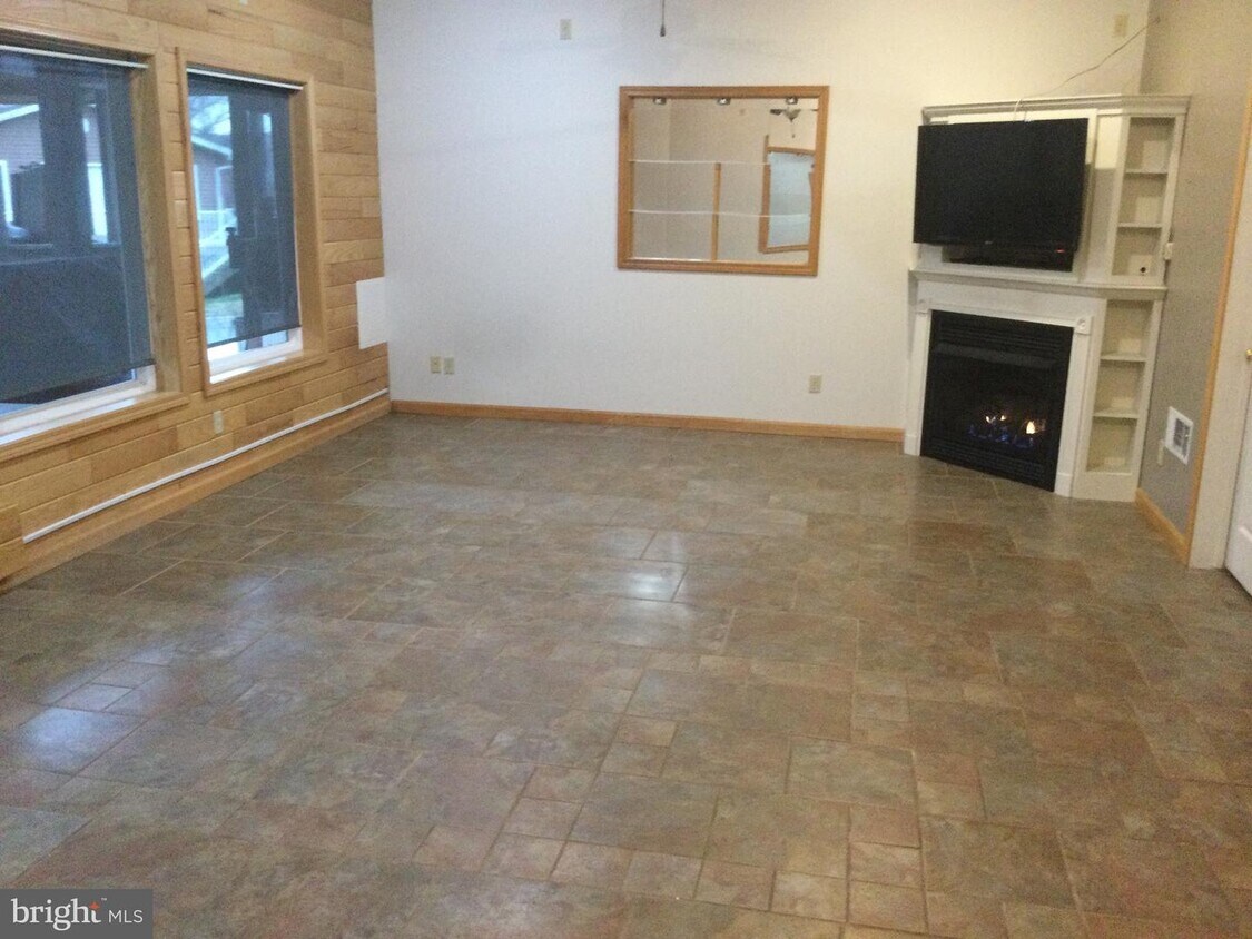 Primary Photo - 95 Hicks Dr