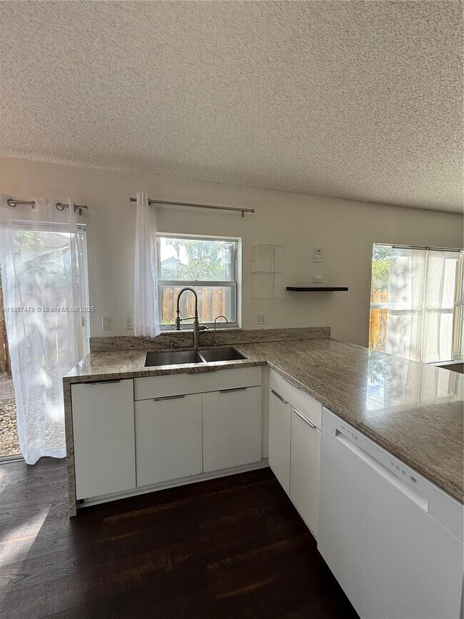 Foto del edificio - 5858 NW 113th Pl