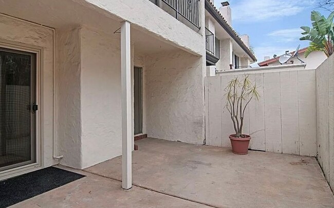 Foto del edificio - 4052 Loma Riviera Cir