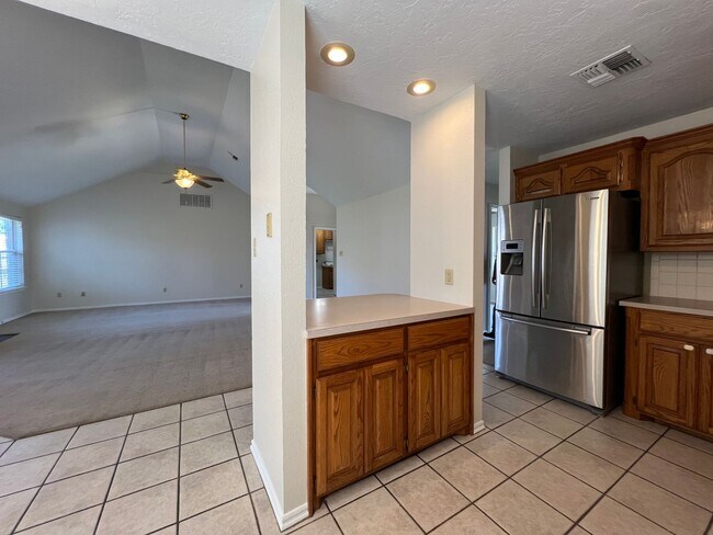 Building Photo - 4010 SE Camelot Dr