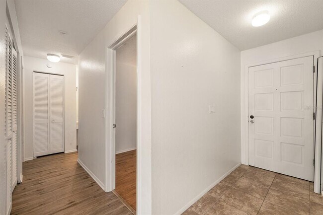 Building Photo - 200 Country Club Dr