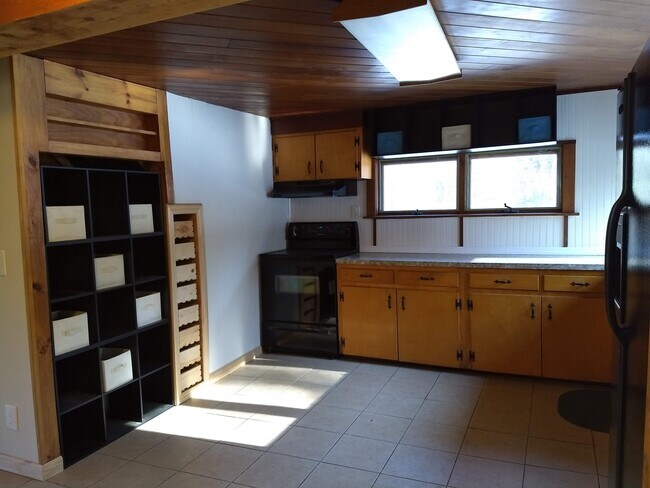 Foto del edificio - 36 Otis-Tolland Rd