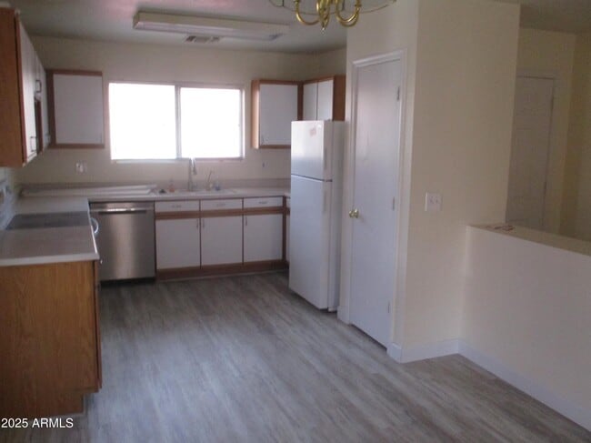 Building Photo - 2350 E Spruce Dr