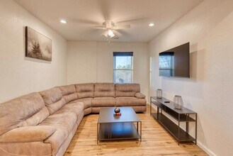 Building Photo - 742 E 2nd St