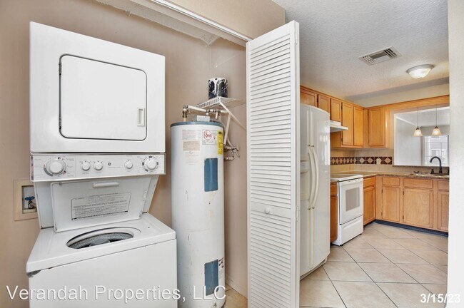Building Photo - 2 br, 2 bath House - 9509 Darien Avenue Un...