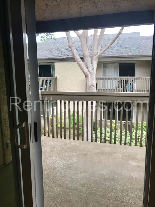 Building Photo - La Jolla, 8551-G Villa La Jolla, Granite C...