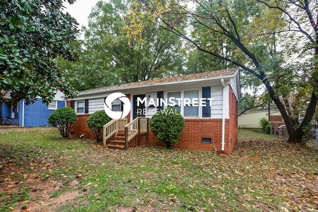 Building Photo - 3 Bedroom Pet-Friendly Home in Charlotte, NC with Main Street Renewal