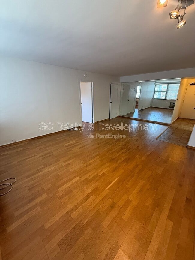 Building Photo - 253 E Delaware Pl