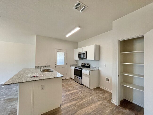 Foto del edificio - 1704 Clovis Dr