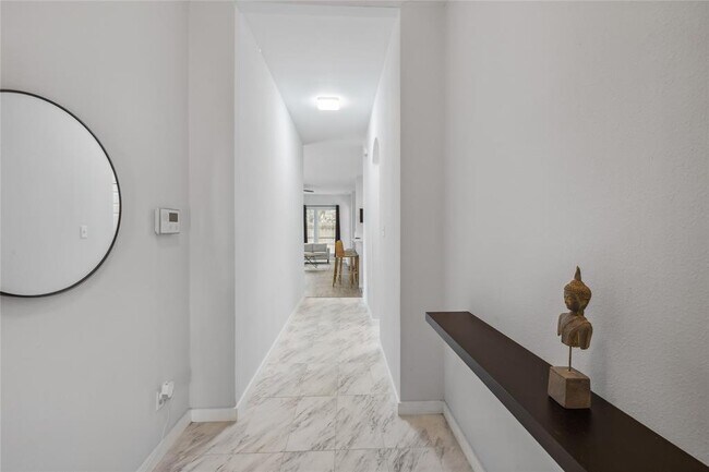 Building Photo - 16507 Strathmore Manor Ln