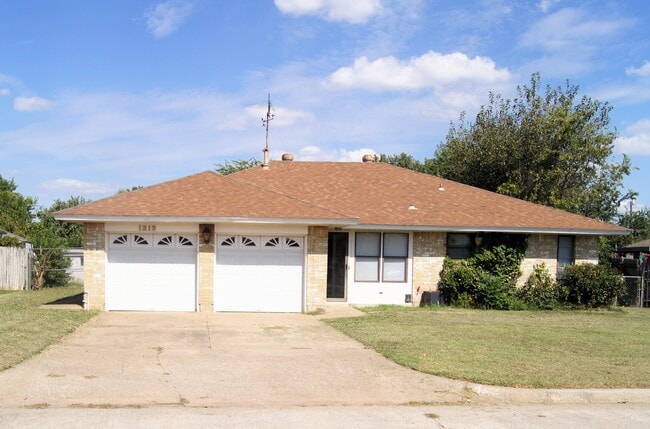 Building Photo - 1213 Frederick Dr