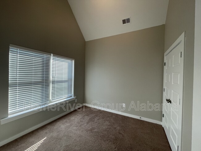 Building Photo - 163 Park Dr N