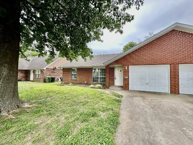 Building Photo - 802 E Kara Ln