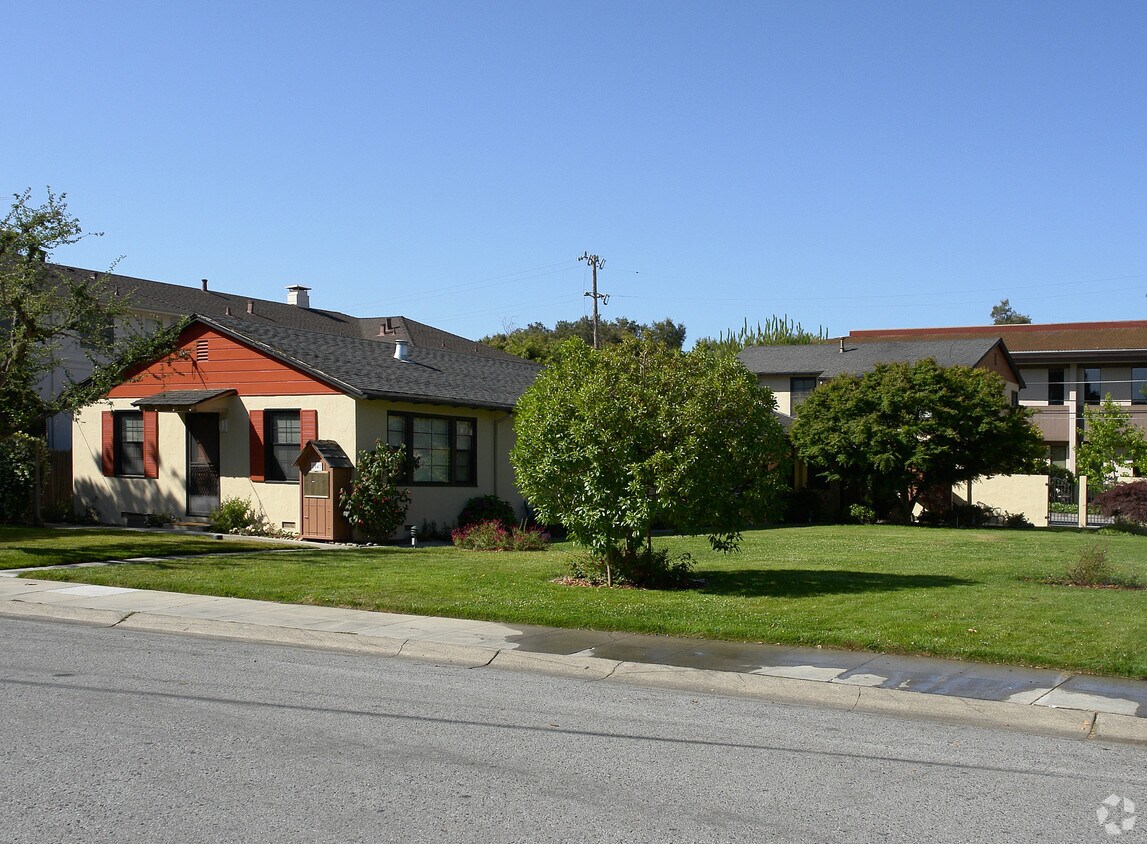 Building Photo - 1047 Noel Dr