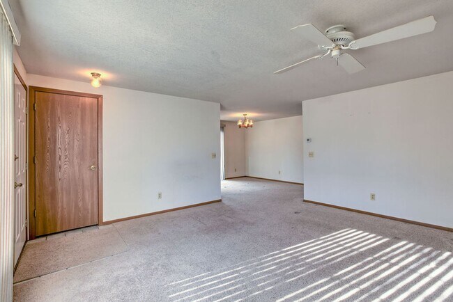 Building Photo - 2 Bedroom 1 1/2 Bath ranch in West Fort Co...