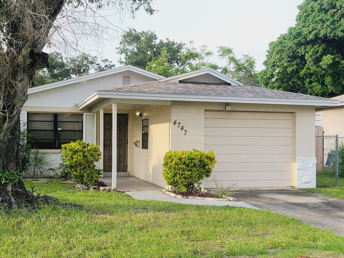 Primary Photo - Charming Four Bedroom One Bathroom House p...