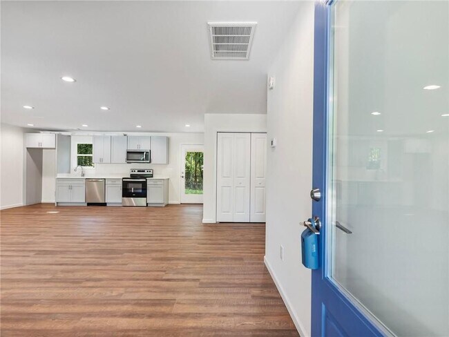 Foto del edificio - 8079 Beachwood Dr