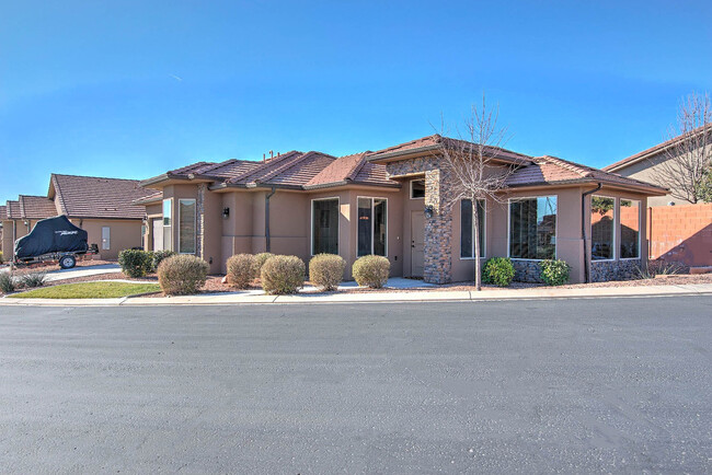 Building Photo - Beautiful Home in Red Cliffs - Small Dogs ...