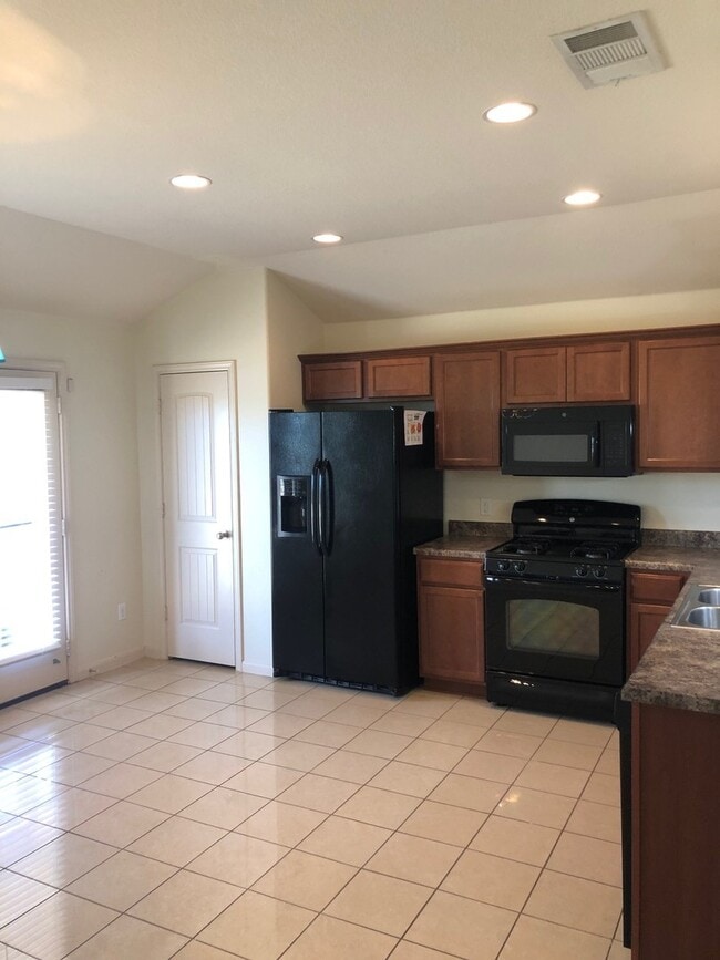 Foto del edificio - BEAUTIFUL 4 BEDROOMS / 2 BATH HOME IN HUNT...