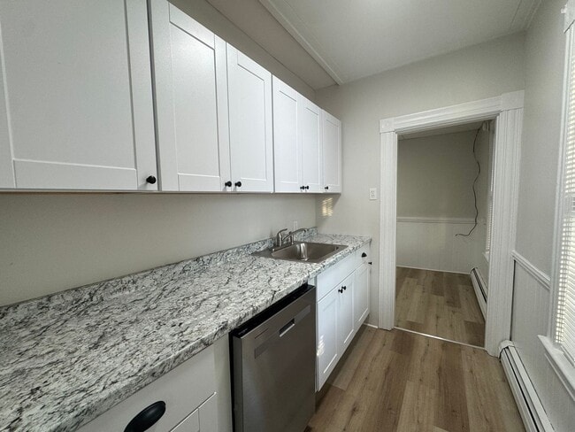 Building Photo - 16 Avon St