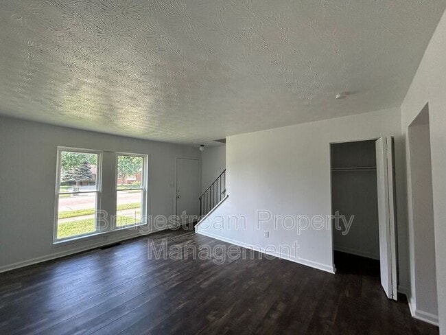 Building Photo - 957 Taylorsview Dr
