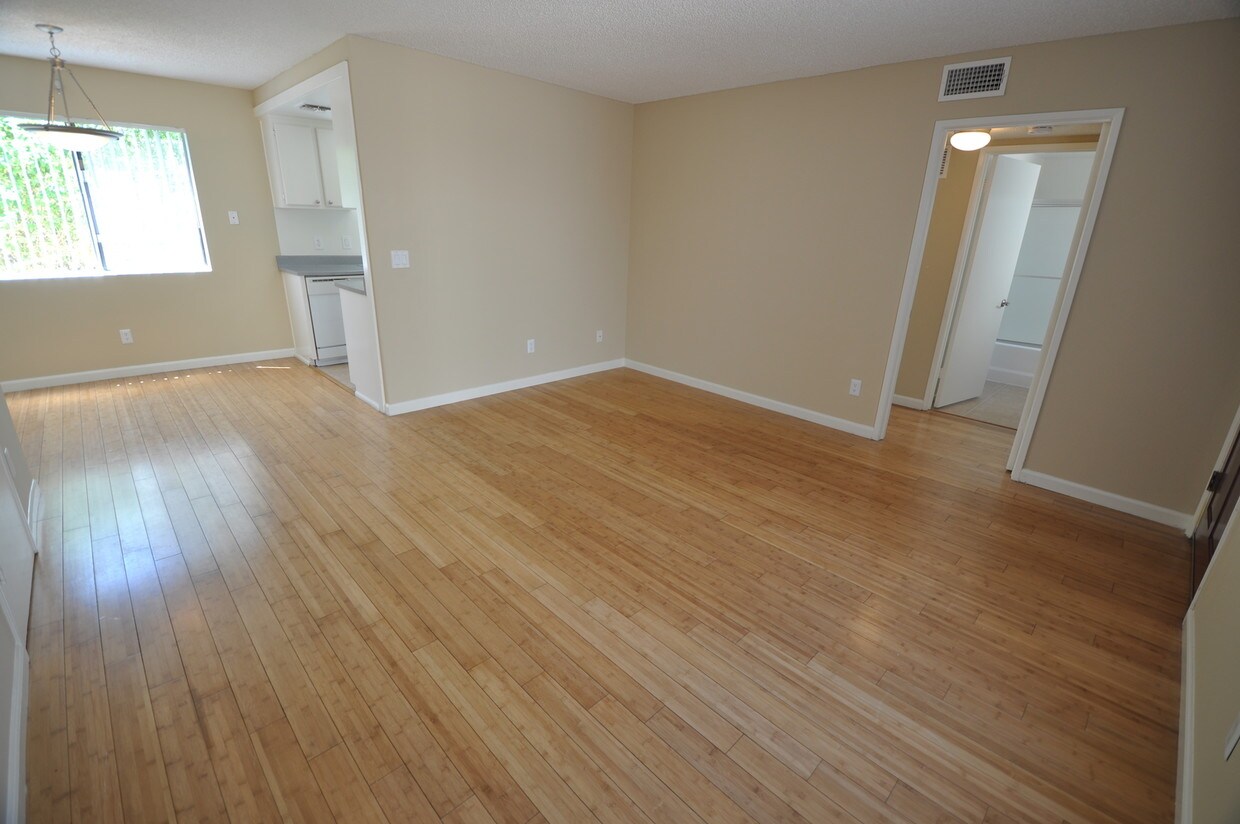 Primary Photo - 12338 Oxnard St