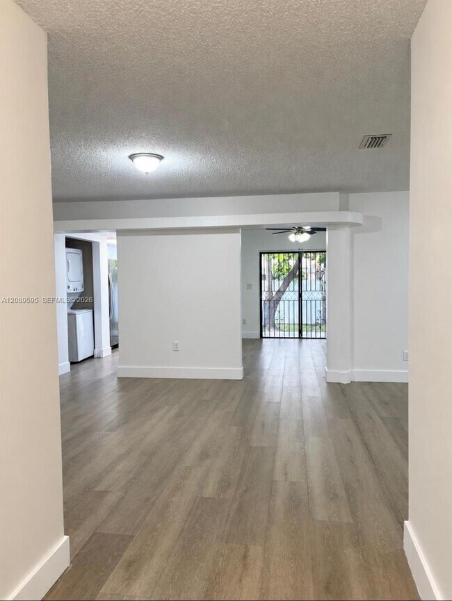 Building Photo - 1400 W 39th Pl