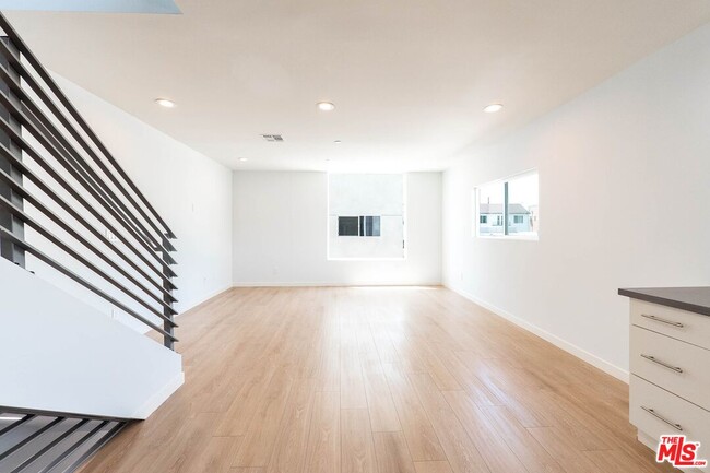 Building Photo - 758 N Ridgewood Pl
