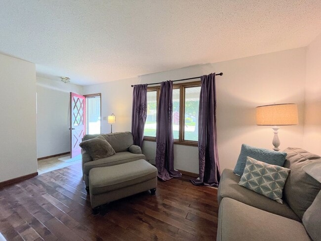 Building Photo - Updated 3 bed 2 bath home in great neighbo...