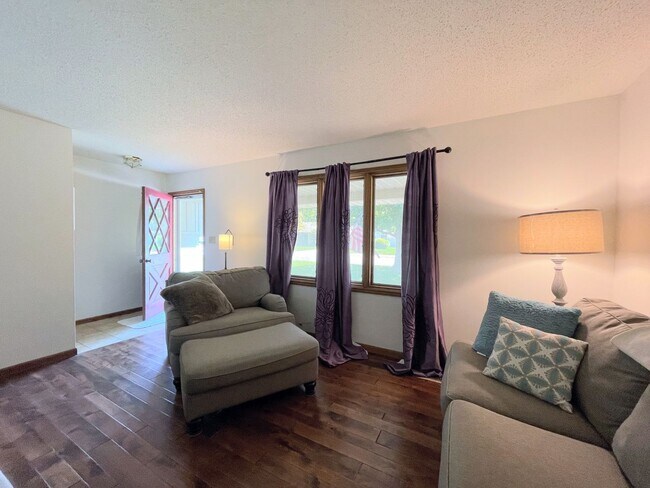 Foto del edificio - Updated 3 bed 2 bath home in great neighbo...