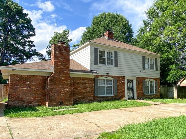 Building Photo - 4 bedroom, 2.5 bath with lots of living sp...