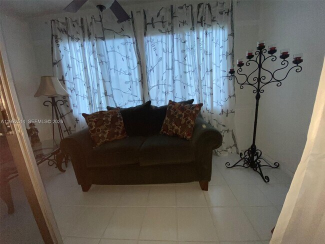 Foto del edificio - 8135 Sunrise Lakes Blvd
