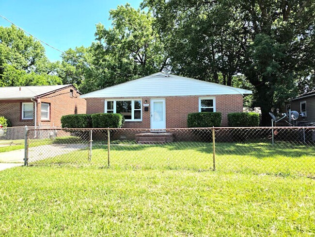 Building Photo - Move In Ready Brick Ranch
