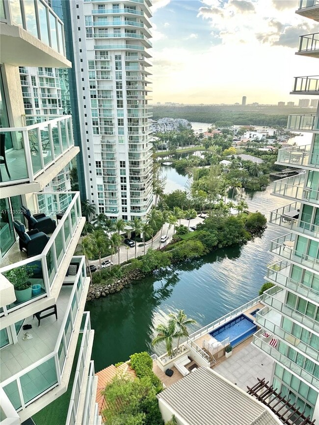 Foto del edificio - 250 Sunny Isles Blvd