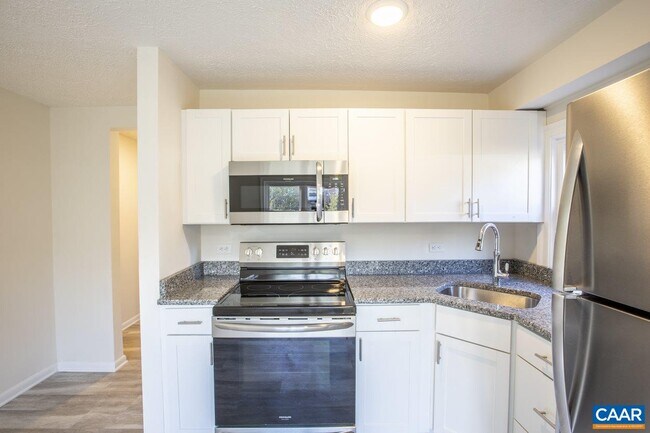 Foto del edificio - 616 Rockcreek Rd