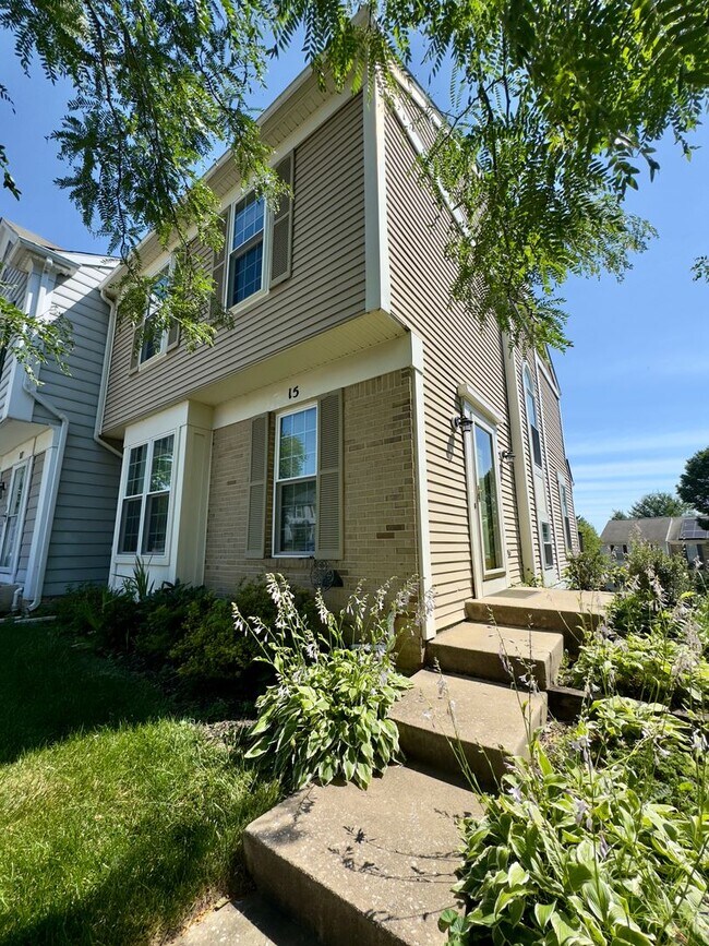 Building Photo - Charming 3 Bedroom/2.5 Bathroom Home in Ow...