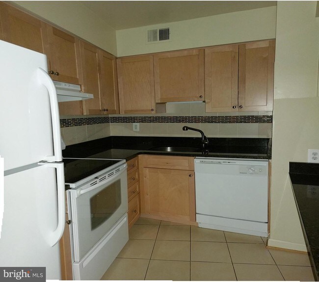 Building Photo - 5822 Royal Ridge Dr