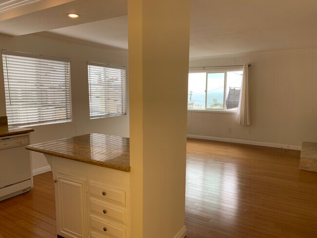 Building Photo - 213 Rosecrans Pl