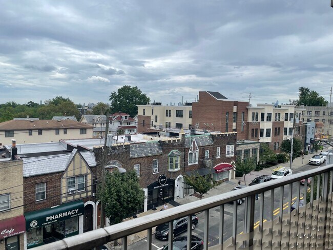 Building Photo - 515 Anderson Ave