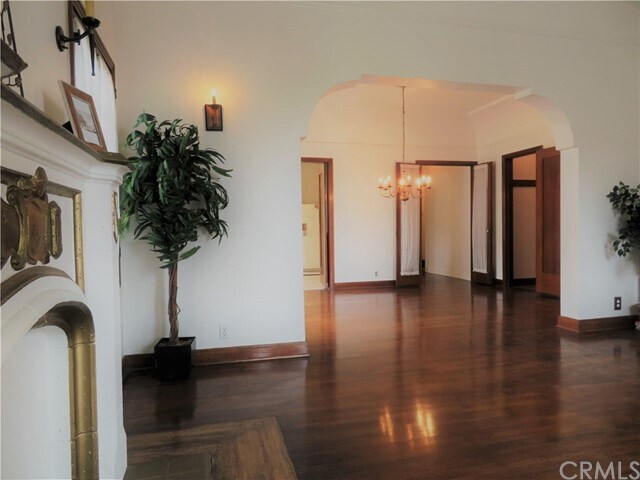 Building Photo - 328 N Sycamore Ave