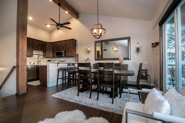 Building Photo - Gorgeous Lake View Condo