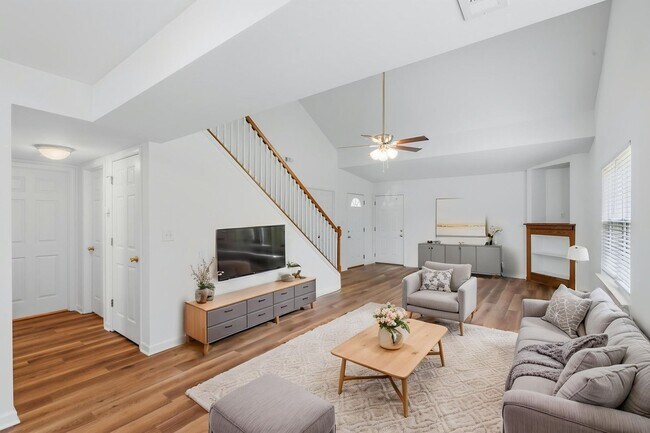 Foto del edificio - 1713-1715-1715 Louise Cir