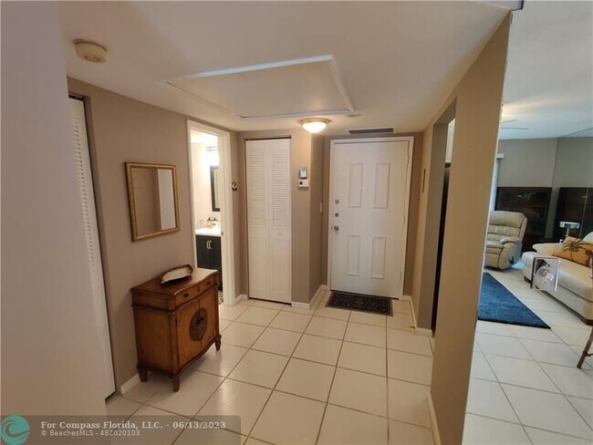 Foto del edificio - 255 S Cypress Rd