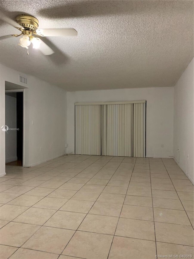 Foto del edificio - 320 W Park Dr