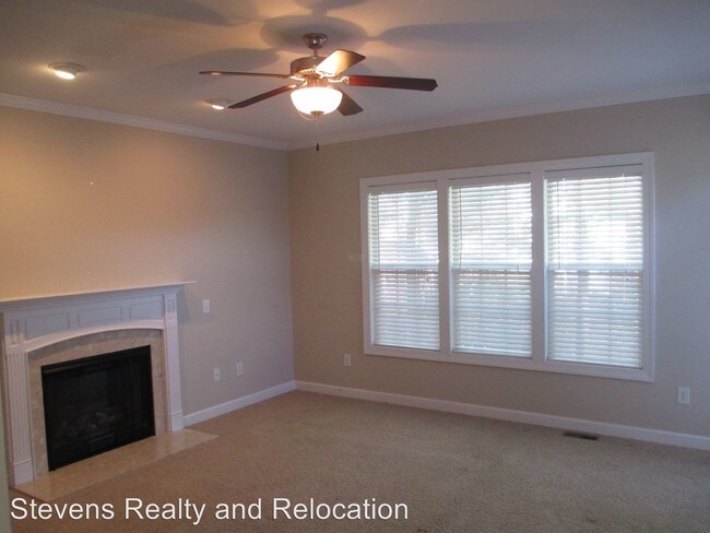 Building Photo - 3 br, 2.5 bath House - 5500 Gateway Pl