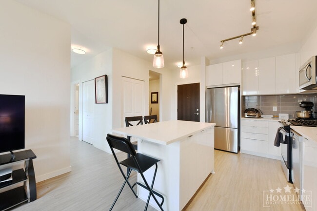 Building Photo - Bright 1 Bedroom + Den Condo for Rent in Union Park, Willoughby Heights