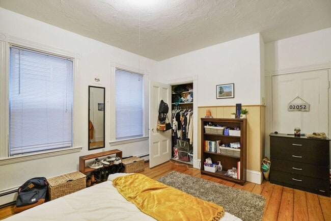 Building Photo - MISSION HILL 3 BED CLOSE TO NEU