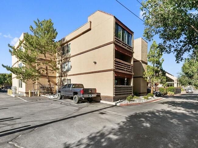 Building Photo - Unique one bedroom condo in Southwest Reno!