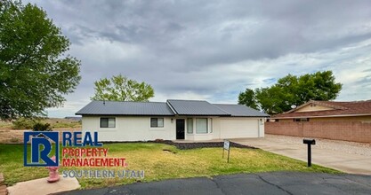 Building Photo - 2880 S Palm Cir